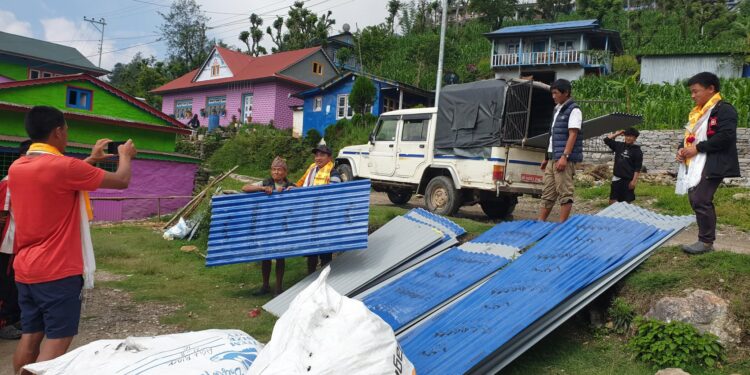 पेल्माङ विकासका लागि सहयोगी हातहरु संस्थाबाट विपन्न परिवारलाई जस्तापाता हस्तान्तरण 