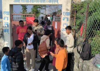 अनेरास्ववियुद्वारा कक्षा १२ का परिक्षार्थीलाई कलम वितरण तथा शुभकामना प्रदान