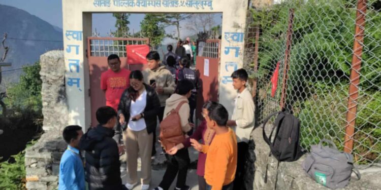 अनेरास्ववियुद्वारा कक्षा १२ का परिक्षार्थीलाई कलम वितरण तथा शुभकामना प्रदान