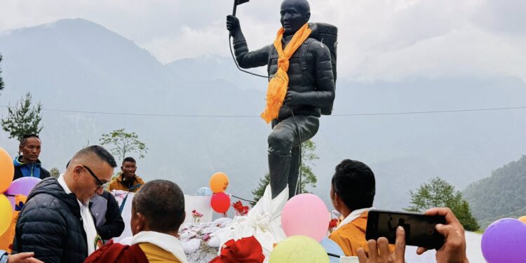 स्व. दमाई सर्की शेर्पाको सम्झनामा निर्मित शालिक अनावरण तथा सातौं पुण्यतिथिमा श्रद्धाञ्जली कार्यक्रम