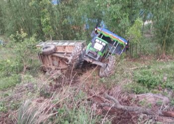 खोटाङमा सिमेन्ट र रड बोकेर गइरहेको ट्याक्टर दुर्घटना