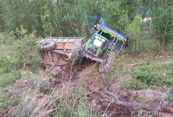 खोटाङमा सिमेन्ट र रड बोकेर गइरहेको ट्याक्टर दुर्घटना