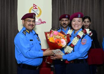 सगरमाथा आरोहण गर्ने प्रहरी नायब निरीक्षक कुञ्जाङ छोपेल शेर्पालाई दज्र्यानी चिह्न प्रदान