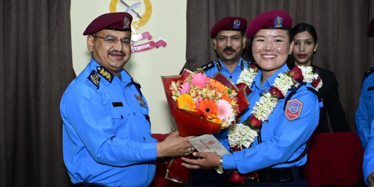 सगरमाथा आरोहण गर्ने प्रहरी नायब निरीक्षक कुञ्जाङ छोपेल शेर्पालाई दज्र्यानी चिह्न प्रदान