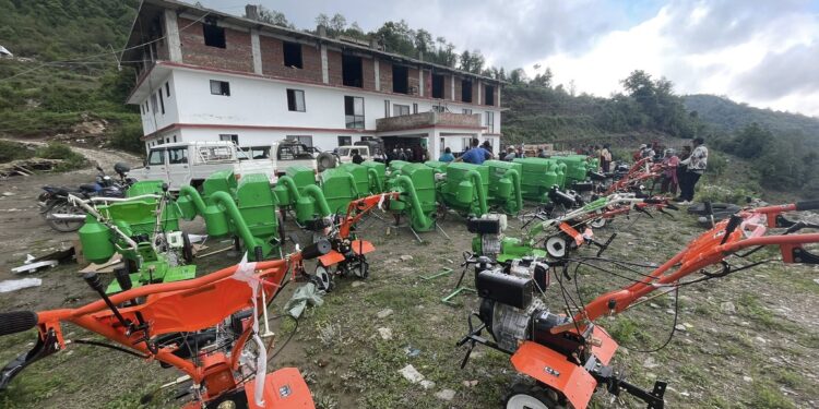 सामुहिक कृषि खेतिमा प्रोत्साहन, खिजिदेम्बाका १५ कृषक समूहलाई उपकरण वितरण