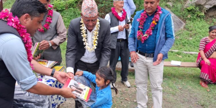 काँगेलका १७ जना विद्यार्थीलाई स्कुल ब्याग