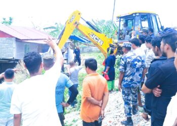 त्रियुगा नगरपालिकाले अवैध संरचना डोजर लगाएर हटायो