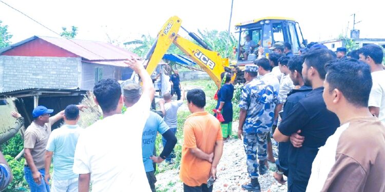 त्रियुगा नगरपालिकाले अवैध संरचना डोजर लगाएर हटायो