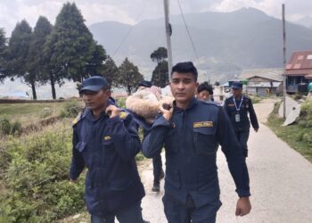 खुम्बुबाट सुत्केरी गराउन फाप्लु आएकी महिलालाई प्रहरीले पु¥यायो अस्पताल 