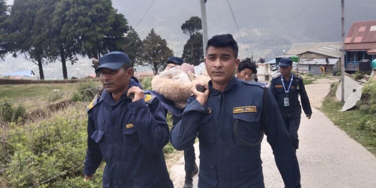 खुम्बुबाट सुत्केरी गराउन फाप्लु आएकी महिलालाई प्रहरीले पु¥यायो अस्पताल 