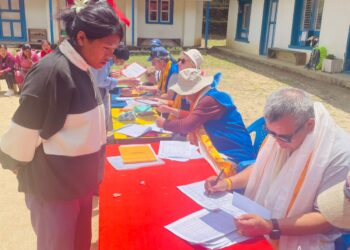 शेर्पा बालबालिका सहायता संघद्वारा टाक्सिन्दु र रिङमो आविका विद्यार्थीलाई छात्रावृत्ति वितरण