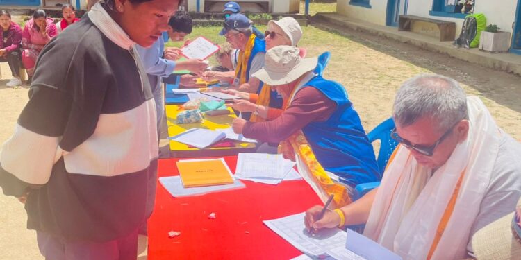 शेर्पा बालबालिका सहायता संघद्वारा टाक्सिन्दु र रिङमो आविका विद्यार्थीलाई छात्रावृत्ति वितरण
