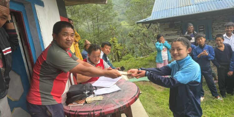 महाकुलुङका ९० विद्यार्थीलाई छात्रवृत्ति वितरण, ५ लाख ४० हजारको आर्थिक सहयोग