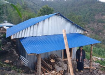 महाकुलुङ–२ का बिरामी बसन्त कुलुङका लागि स्थानीयको सहयोगमा घर निर्माण