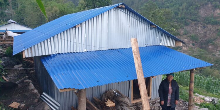 महाकुलुङ–२ का बिरामी बसन्त कुलुङका लागि स्थानीयको सहयोगमा घर निर्माण