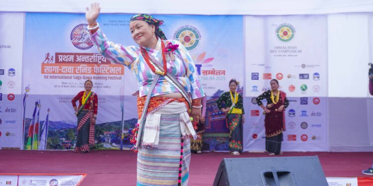 सोलुखुम्बुमा परम्परागत सामाजिक पहिरन लगाएर फेसन सो, अर्धनग्नता मात्र फेसन हैन भन्ने सन्देश 