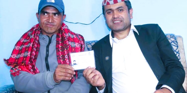 खोटाङमा ३६ वर्षको उमेरमा बाबुआमा टुङ्गो नभएका थापालाई नागरिकता प्रदान