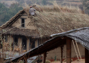 सिद्धिचरण नगरपालिकामा खरको छानोमुक्त अभियान अन्तर्गत १९ विपन्न परिवारलाई जस्तापाताको सहयोग