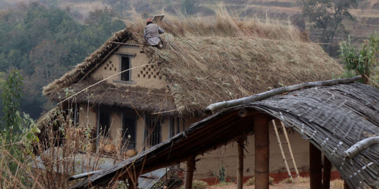 सिद्धिचरण नगरपालिकामा खरको छानोमुक्त अभियान अन्तर्गत १९ विपन्न परिवारलाई जस्तापाताको सहयोग