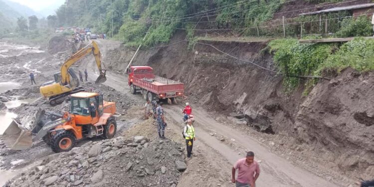 कोशी लोकमार्गको फेदी खण्डमा एकतर्फी यातायात सञ्चालन सुरु