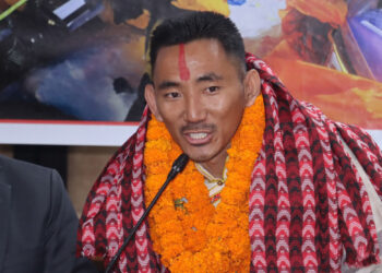 मिर्गौला प्रत्यारोपणपछि सगरमाथा आरोहण गर्ने पेम्बा शेर्पालाई मन्त्री पौडेलद्वारा सम्मान