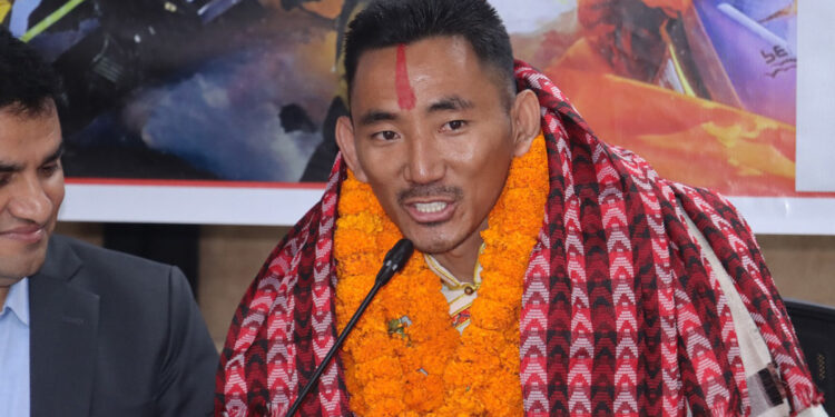 मिर्गौला प्रत्यारोपणपछि सगरमाथा आरोहण गर्ने पेम्बा शेर्पालाई मन्त्री पौडेलद्वारा सम्मान