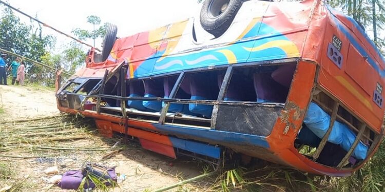 धनकुटामा बस दुर्घटनाः एक वृद्धाको मृत्यु, १३ जना घाइते