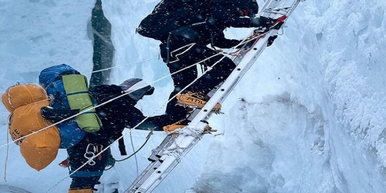 सगरमाथामा वसन्त आरोहण सिजन : ३९५ जनाले सफल आरोहण