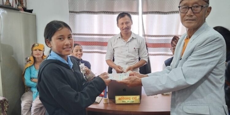 लिम्चुङ्बुङ ५ जाँतेमा १६ बालबालिकालाई असल मित्र नेपालद्वारा छात्रवृत्ति हस्तान्तरण