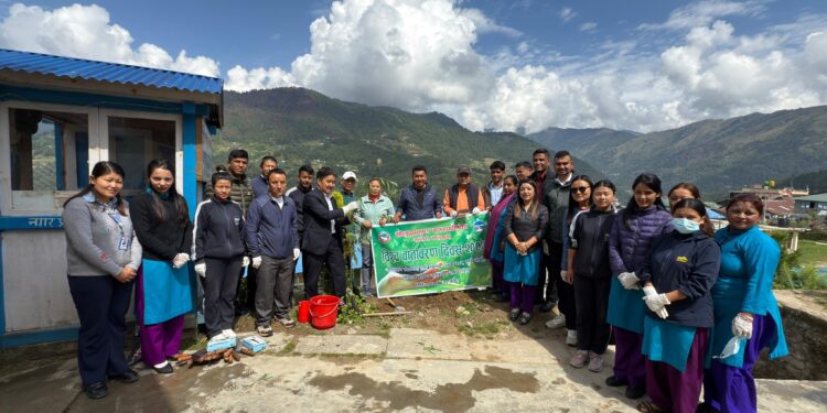 सोलुदुधकुण्ड नगरपालिकामा वृक्षरोपण गर्दै वातावरण दिवस मनाइयो