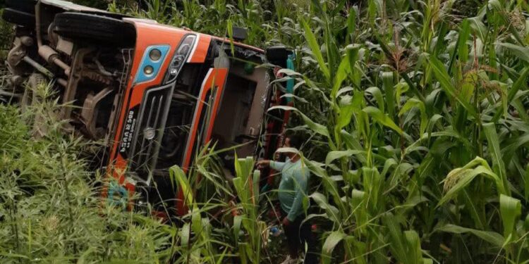 ओखलढुंगामा सोलुखुम्बु आउँदै गरेको यात्रुबहाक बस दुर्घटना, ४ जना घाइते