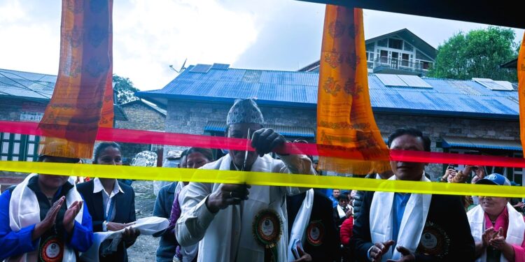 लुक्लामा पहिलो व्याडमिन्टन कभर्ड हलको उद्घाटन