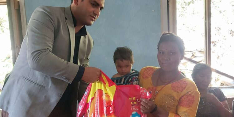 चिशंखुगढी गाउँपालिकामा जेष्ठ नागरिक, सुत्केरी महिलालाई विभिन्न सामग्री वितरण