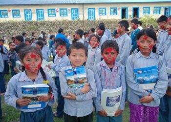 माप्य दुधकोशीले वितरण गर्यो विद्यार्थीलाई अभ्यास पुस्तिका