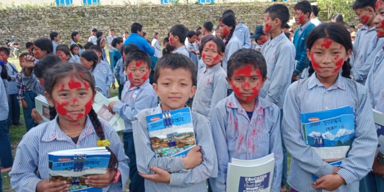 माप्य दुधकोशीले वितरण गर्यो विद्यार्थीलाई अभ्यास पुस्तिका