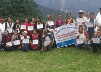 घरेलु कार्यालय सोलुखुम्बुले कृषकलाई मौरी पालन र अचार बनाउने तालिम दिदैँ