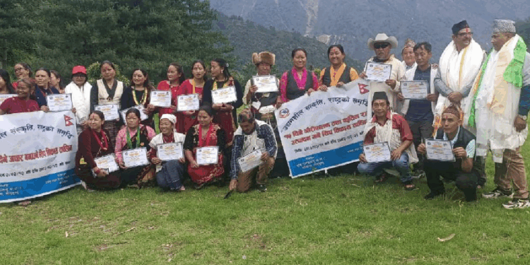 घरेलु कार्यालय सोलुखुम्बुले कृषकलाई मौरी पालन र अचार बनाउने तालिम दिदैँ