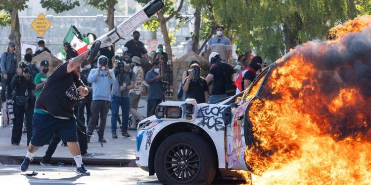 अमेरिकाको लस एन्जल्स हिंसा भड्किँदै, ट्रम्पले हस्तक्षेप गरेको भन्दै राज्य सरकार असन्तुष्ट