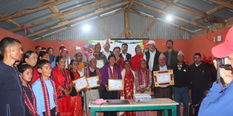 लिखुपिके गाउँपालिकाले ग¥यो उत्कृष्ठ कृषक, कर्मचारी तथा महिला स्वास्थ्य स्वयंसेवीका सम्मानित 