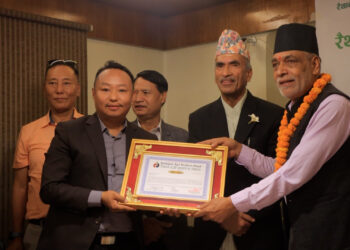 स्थानीय उत्पादन बजारीकरणमा भूमिका खेलेका थुलुङ दुधकोशी गाउँपालिका अध्यक्ष राई सम्मानित