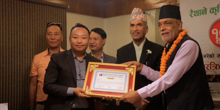स्थानीय उत्पादन बजारीकरणमा भूमिका खेलेका थुलुङ दुधकोशी गाउँपालिका अध्यक्ष राई सम्मानित
