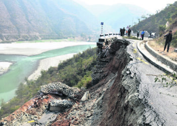 भूकम्प र बाढीपहिरोले थेचिएकाे विपी राजमार्ग