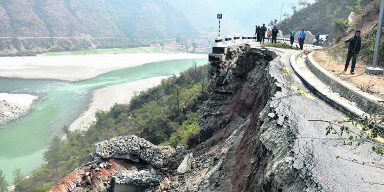 भूकम्प र बाढीपहिरोले थेचिएकाे विपी राजमार्ग