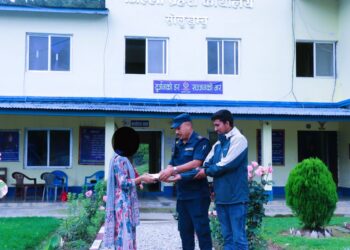 हराएको नगद र कागजात सहितको पस बुझाउँदै सोलुका अटो चालक घिमिरेले दिए इमान्दारीको उदाहरण