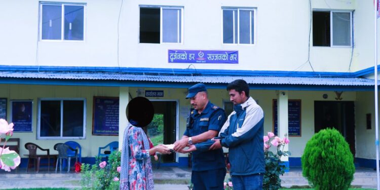 हराएको नगद र कागजात सहितको पस बुझाउँदै सोलुका अटो चालक घिमिरेले दिए इमान्दारीको उदाहरण