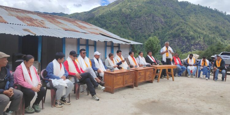 फाप्लु–खोलाघारी जोड्न बन्यो नमुना सडक, मेयर शेर्पाले गरे उद्घाटन