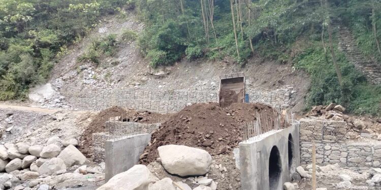 नेचासल्यानको खहरे खोलामा ह्युम पाइप राखिँदै, २१ लाखको लागतमा निर्माण कार्य तीव्र