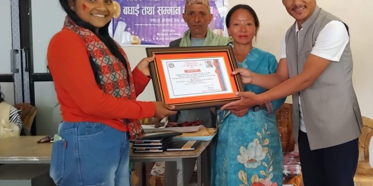 लिम्म्चुङ्बुङ गाउँपालिका–५ ले गर्यो उत्कृष्ट विद्यार्थी र शिक्षकलाई सम्मान