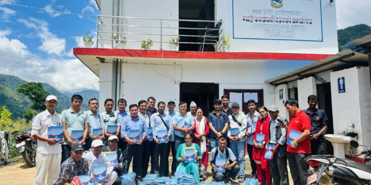 रावा बेसी गाउँपालिकाले गर्याे  शिक्षक तथा कर्मचारीलाई आवश्यक सामग्री वितरण