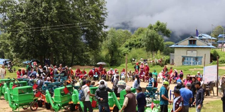 सोलुदुधकुण्ड नगरपालिकाले वितरण गर्यो केरुङका किसानलाई कृषि औजार